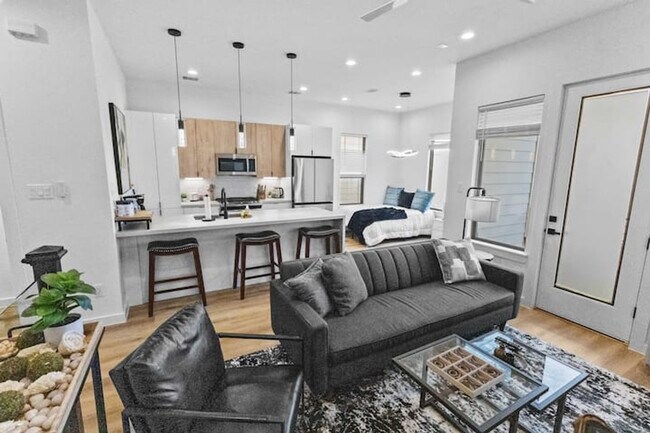 Building Photo - 6740 Peerless St