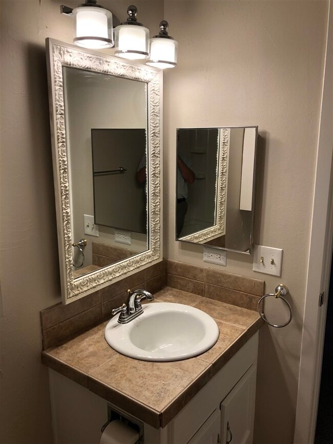 Building Photo - 315 Lakebend Dr