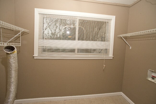 Building Photo - Available 12/29/25 with a Move- In- Special! -Charming 3 Bedroom Home.