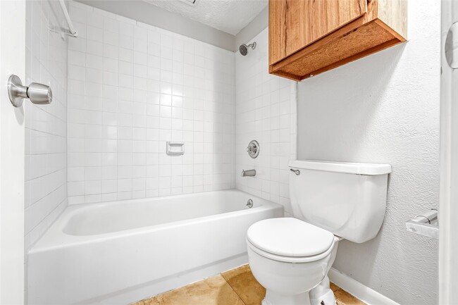 Building Photo - 2800 Jeanetta St