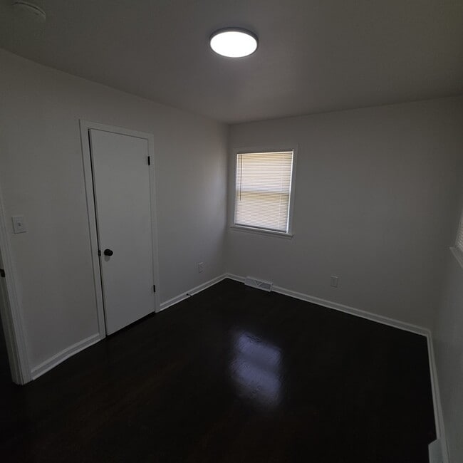Building Photo - Spacious 3 bedrooms and 2 baths ranch home located on SE Browning St in Lee's Summit, MO