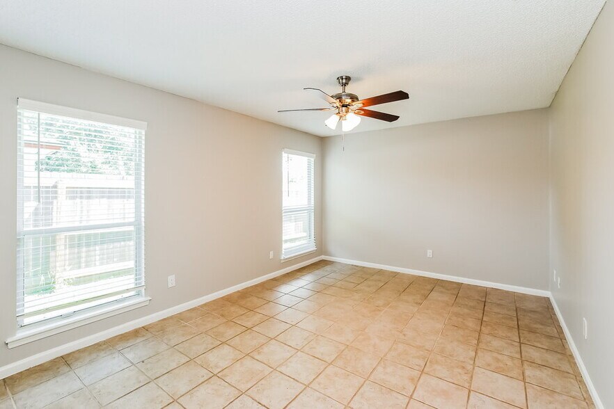 Building Photo - 3750 Barbizon Cir S