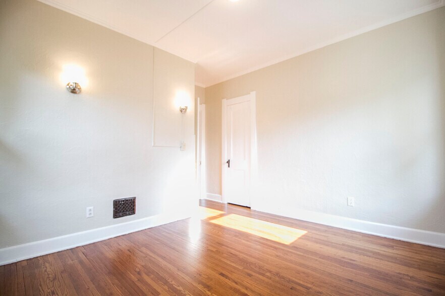 Building Photo - 4129 N Lockwood Ave