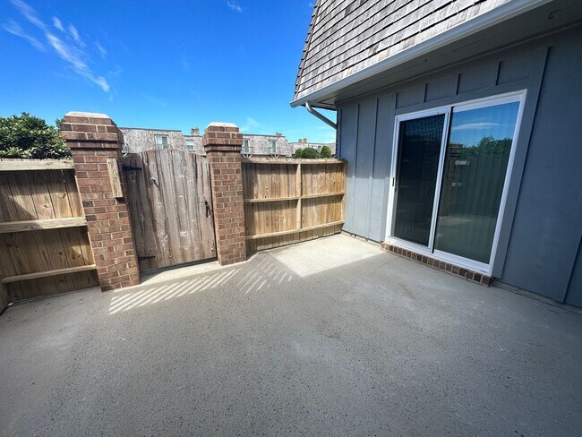 Building Photo - Luxury Newly Remodeled Condominium