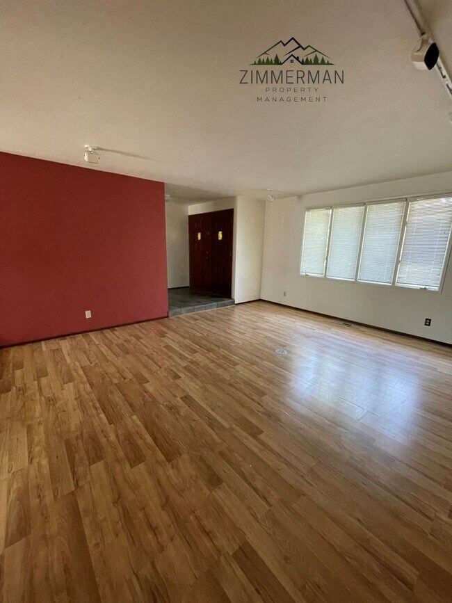 Building Photo - 3 Bedroom, 3 Bathroom Home in Beautiful Sh...
