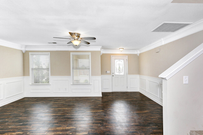 Building Photo - Large Updated 3 Bed / 2.5 Bath Home