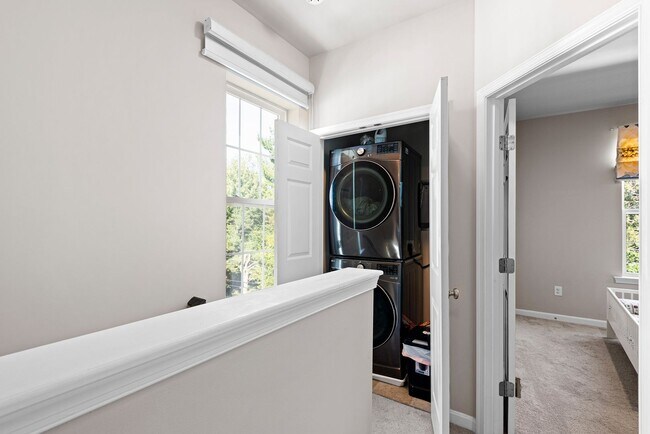 Building Photo - 659 McComb Pl