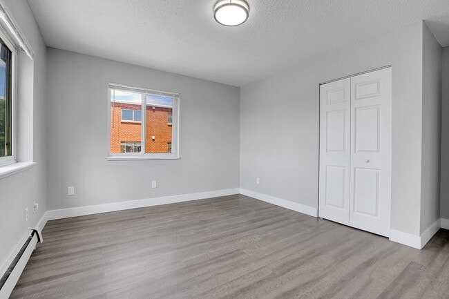 Building Photo - $1,445 2 Bed, 1 Bath Updated Unit in Denver with In Unit Laundry!