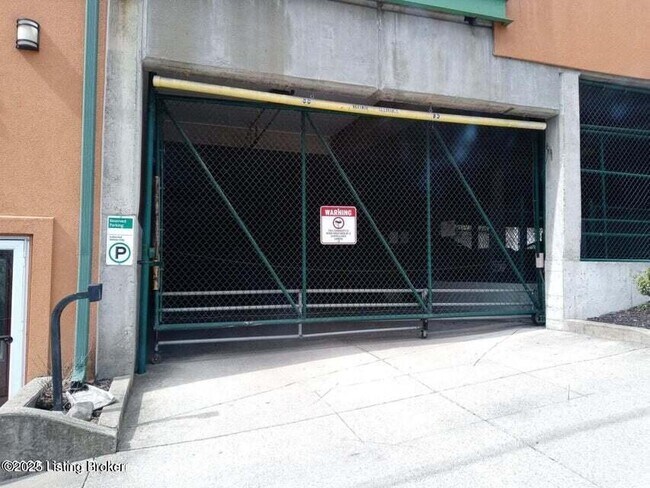 Building Photo - 2415 Brownsboro Rd