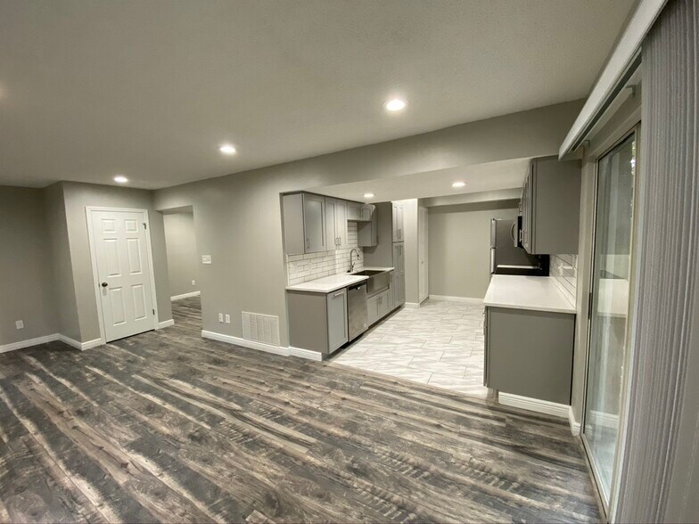 Building Photo - 9057 W Swan Cir