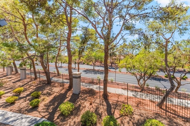 Building Photo - Gorgeous 3 Bedroom Seven Hills Condo For L...