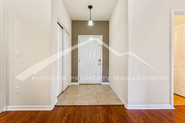 Building Photo - Charming condo with Central AC and 1 Car G...