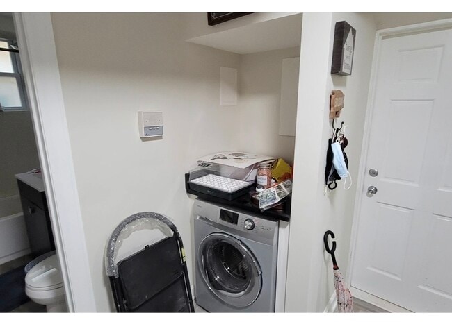 Building Photo - 732 W Roscoe St