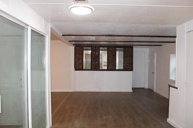 Building Photo - 303 W Taylor St