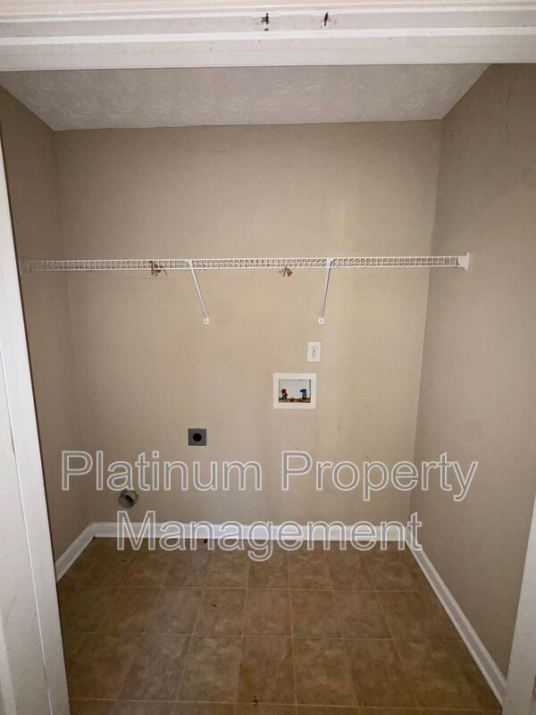 Building Photo - 525 Dot Dr