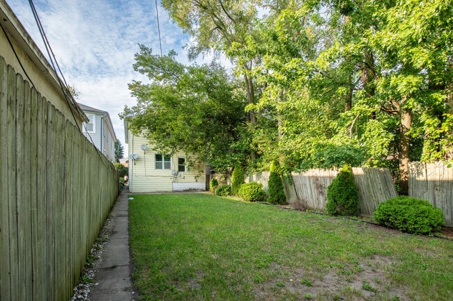 Building Photo - 727 W 117th St