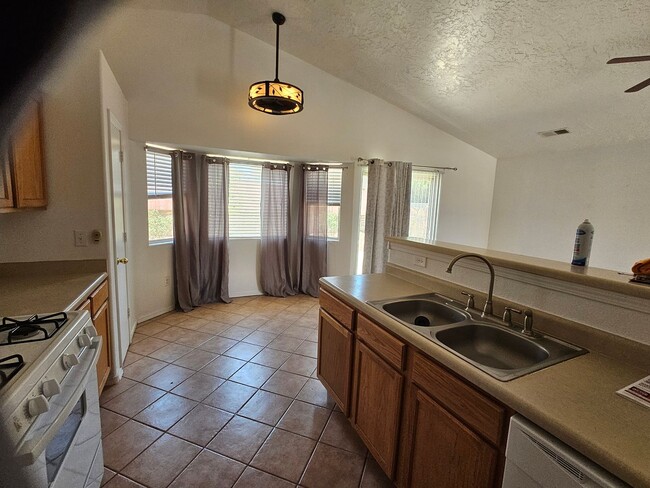 Building Photo - Clean THREE Bedroom Home For Rent