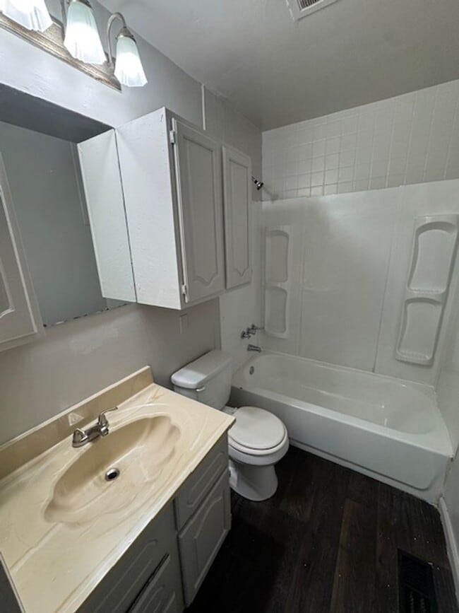 Building Photo - 2412 Juliette Ave