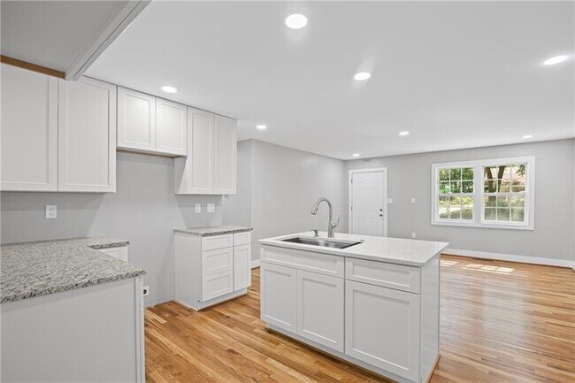 Building Photo - 2889 Macon Dr SE