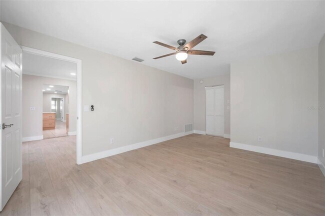 Building Photo - 8789 Maplewood Rd