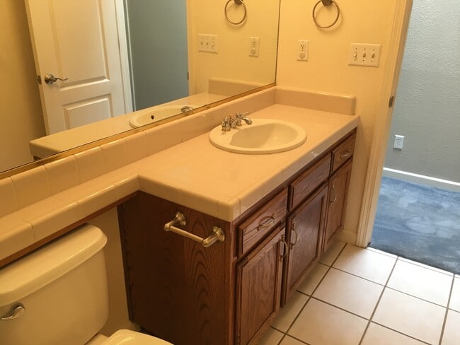 Building Photo - GORGEOUS CLOVIS UNIFIED 4 BEDROOM HOME!