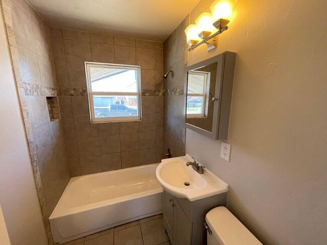 Building Photo - 3 bed one bath with Luxury Vinyl plank,  o...