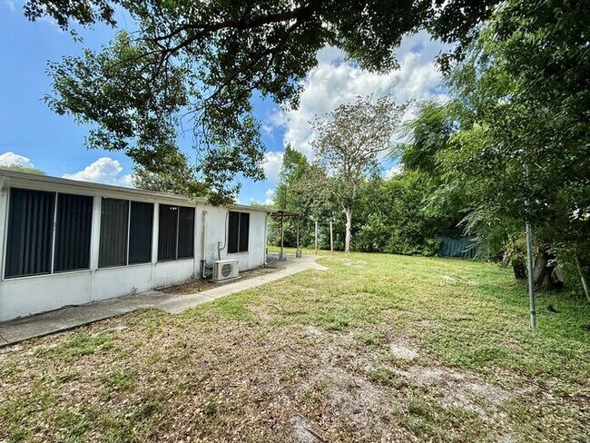 Building Photo - Cute 3/2 Home in Deltona!