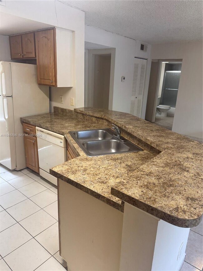 Building Photo - 9999 Summerbreeze Dr