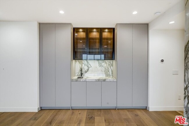 Building Photo - 100 S Doheny Dr