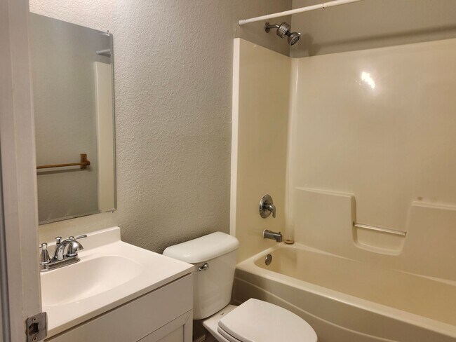 Building Photo - Nice duplex!!!