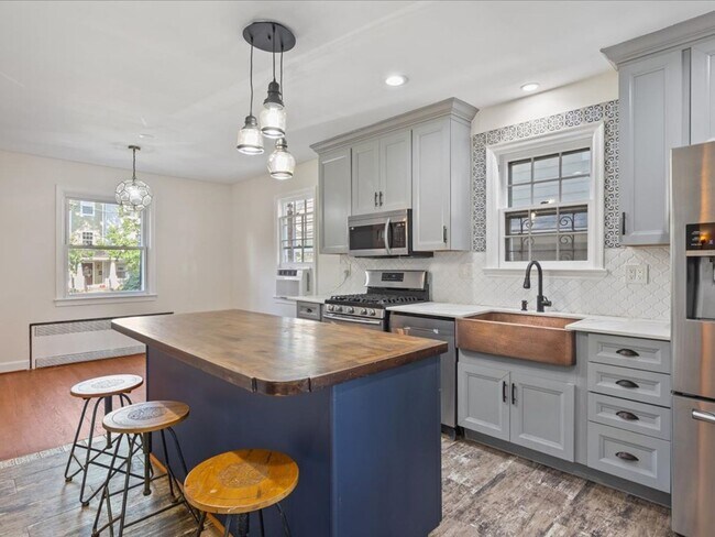 Building Photo - Vintage home with Modern finishes and fenc...