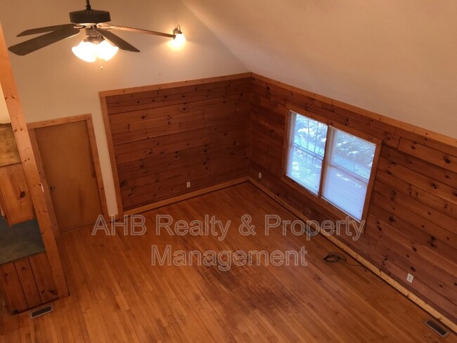 Building Photo - 414 Hoover Rd