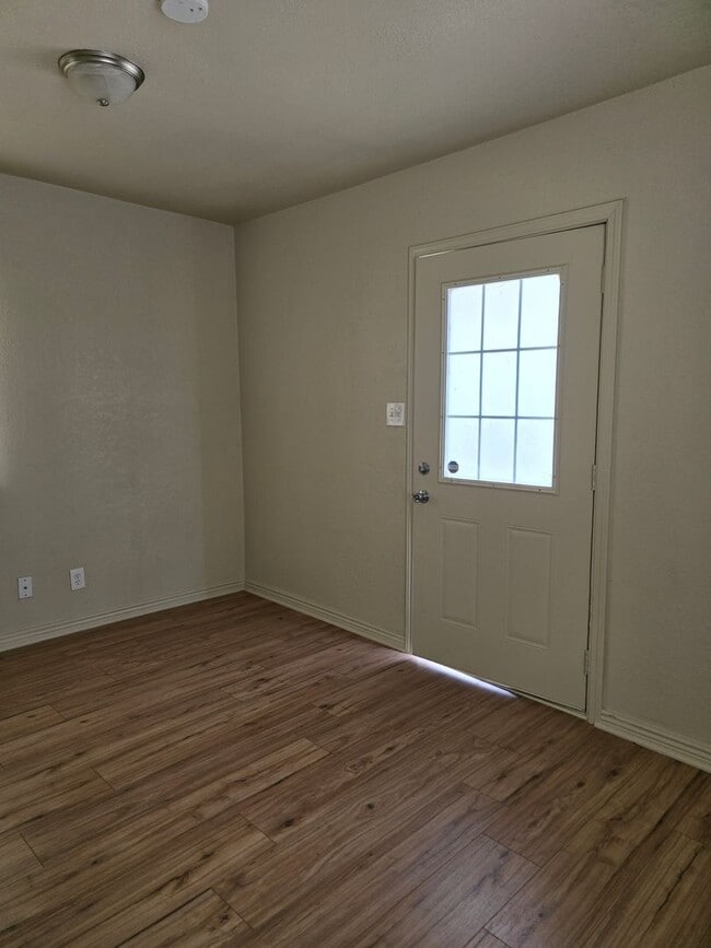 Building Photo - Cozy 2 Bedroom Cottage