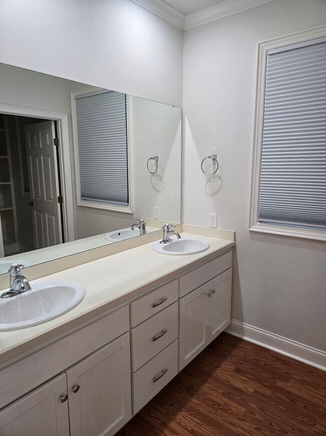 Building Photo - 3-bedroom, 2-bathroom cottage-style villa in Savanna Pointe