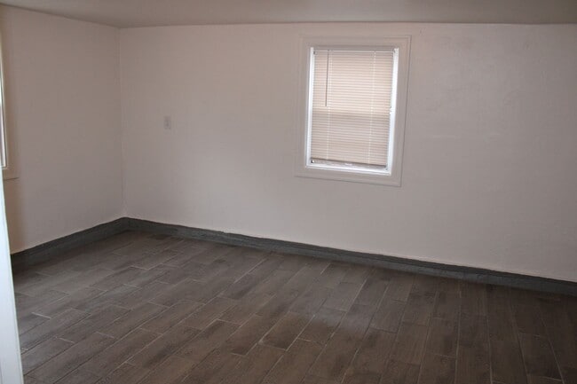 Building Photo - 3 Bedroom, 2 Bath in Single Family Home with BONUS Room Close to Downtown Pittsburg/BART