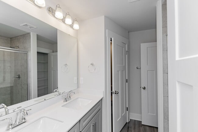 Building Photo - Monte Vista Townhomes