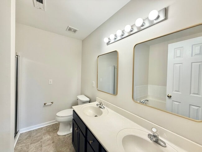 Building Photo - Charming 2BD, 2.5BA Apex Townhome in a Pri...