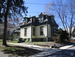 Building Photo - 3 Bedroom Victorian home near the center t...