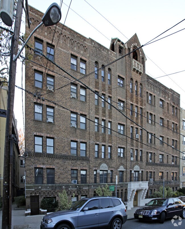 Building Photo - Gloria Gables