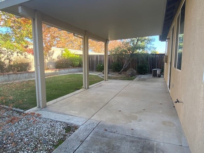 Building Photo - Available 9/1 Single level home in Lincoln...
