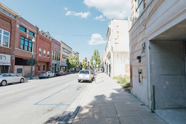 Building Photo - 202 E Main St