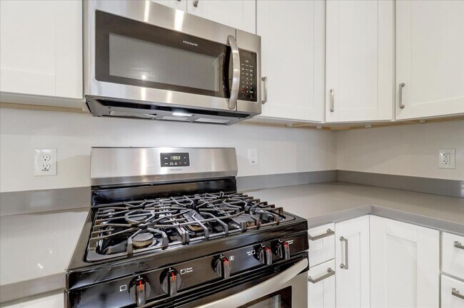 Building Photo - 683 Harbour Way