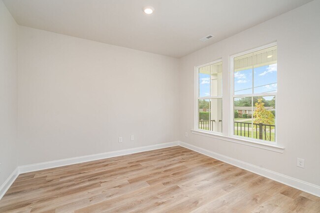 Building Photo - Beautiful 4BR 2.5BA Home w/ Full Appliance Kitchen • Garage Parking •