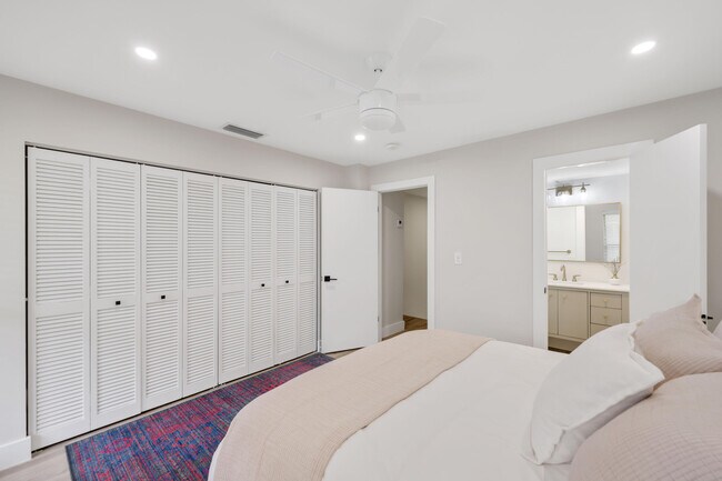 Building Photo - 6021 Bayview Dr