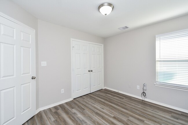 Building Photo - 946 Oak Falls Dr