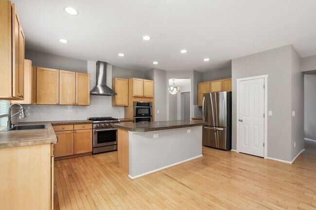Building Photo - Gorgeous Modern Air Conditioned Home in Ga...