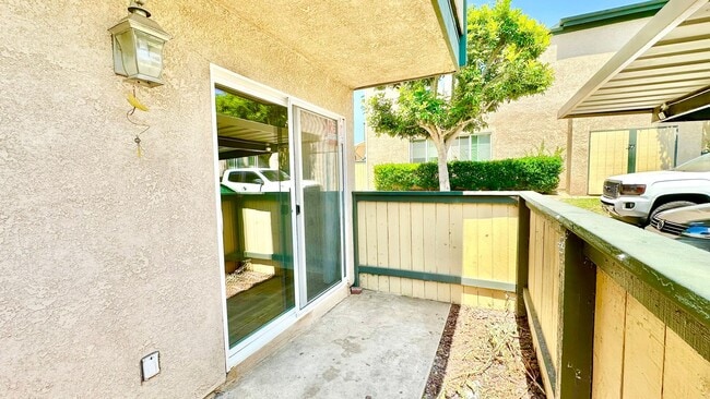 Building Photo - Darling, Entry Level, Corner-End Condo Uni...