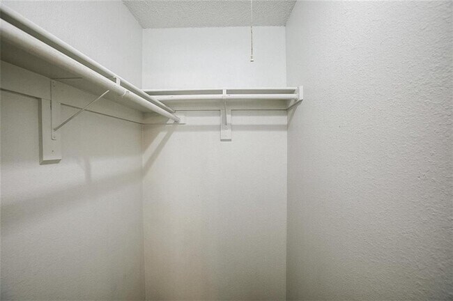Building Photo - 605 Russet Valley Dr