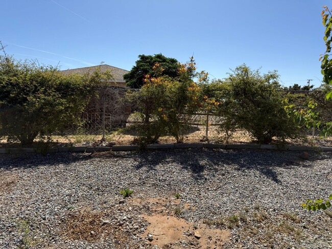 Building Photo - High Desert Retreat- 3 Bedrooms, 2 Bathroo...