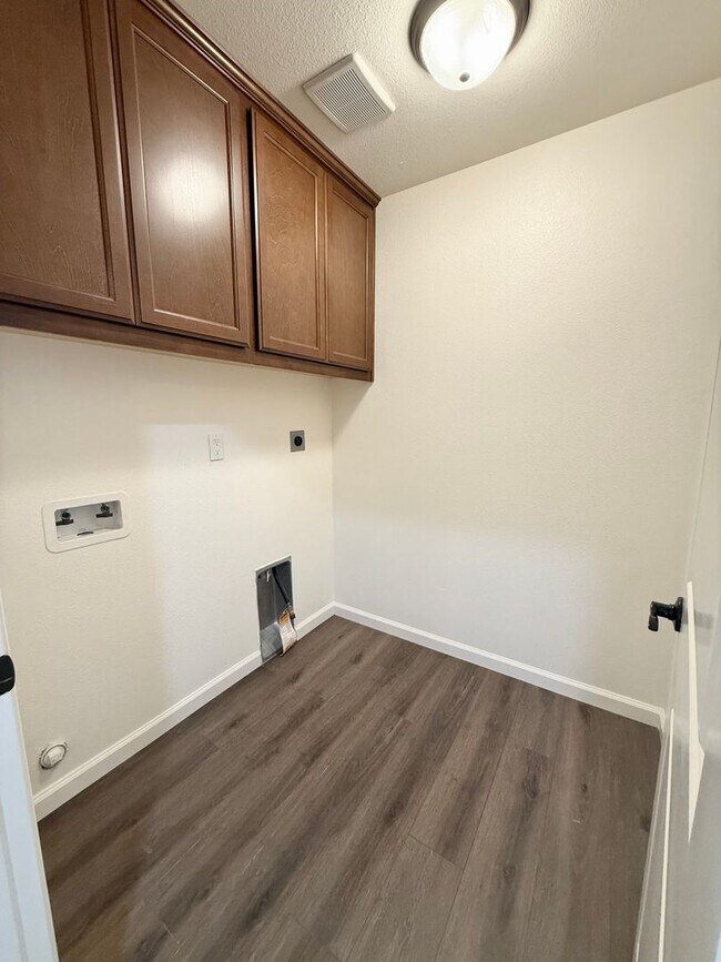 Building Photo - Move In Ready 3 Bed 2.5 Bath!!!